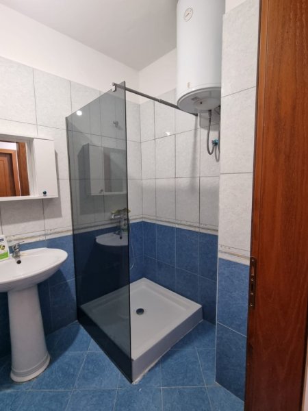 Tirane, jepet me qera apartament 1+1+Ballkon Kati 1, 63 m² 370 € (Rruga e Dajtit, Kompleksi Rafaelo)
