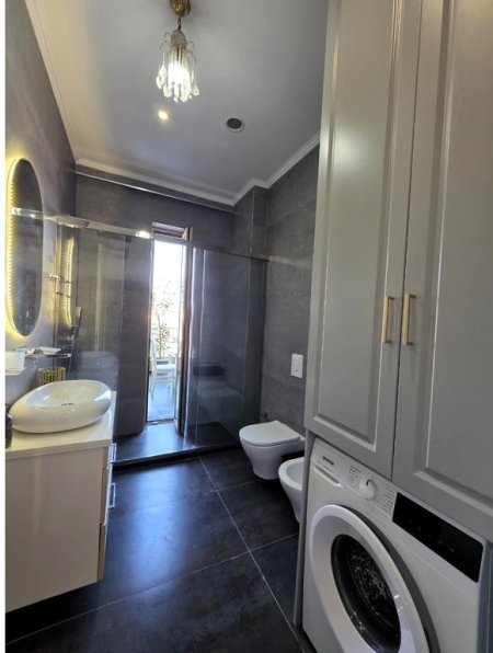 Tirane, jepet me qera apartament 2+1 Kati 8, 136 m² 2.000 € (rruga faik konica)