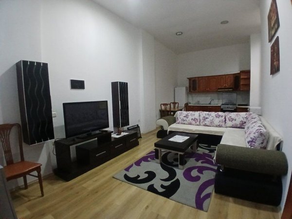 Tirane, jepet me qera apartament 1+1+Ballkon Kati 2, 50 m² 350 € (FRESKU)