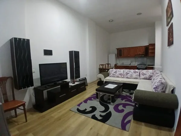Tirane, jepet me qera apartament 1+1+Ballkon Kati 2, 50 m² 350 € (FRESKU)