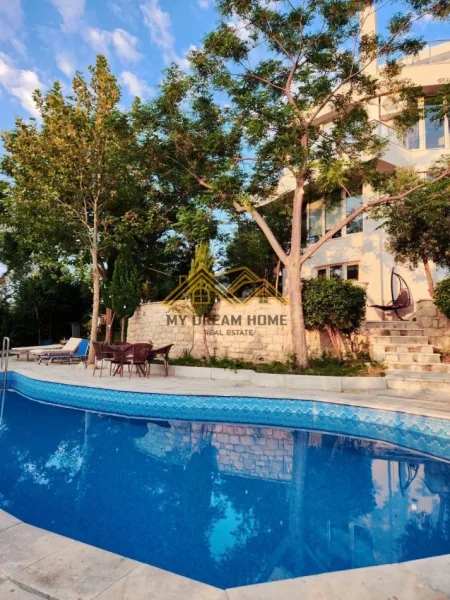 Durres, jepet me qera Vile , 400 m² 250 € 