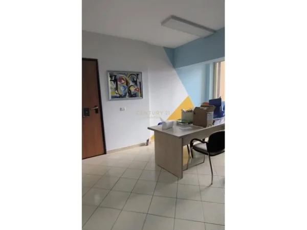 Tirane, jepet me qera ambjent biznesi Kati 6, 102 m² 520 € (Siri Kodra)