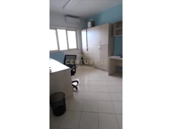 Tirane, jepet me qera ambjent biznesi Kati 6, 102 m² 520 € (Siri Kodra)