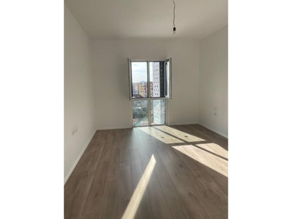 Tirane, shes apartament 1+1 Kati 8, 82 m² 180.000 € (Rruga 5 Maj)