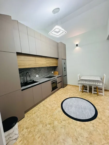 Tirane, jepet me qera apartament 2+1+Ballkon Kati 4, 80 m² 650 € (RRUGA E KAVAJES)
