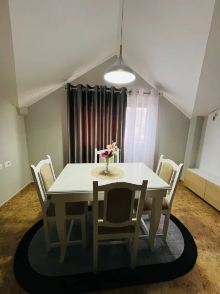Tirane, jepet me qera apartament 2+1+Ballkon Kati 4, 80 m² 650 € (RRUGA E KAVAJES)
