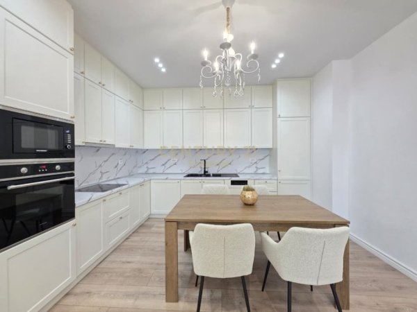 Tirane, jepet me qera apartament 2+1 Kati 8, 136 m² 2.000 € (Rruga Faik Konica)