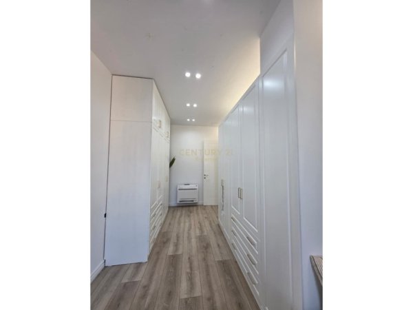 Tirane, jepet me qera apartament 2+1 Kati 8, 136 m² 2.000 € (Rruga Faik Konica)