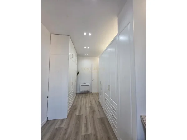 Tirane, jepet me qera apartament 2+1 Kati 8, 136 m² 2.000 € (Rruga Faik Konica)