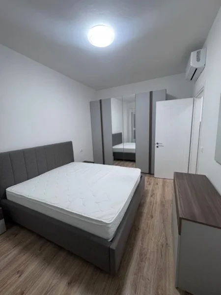 Tirane, jepet me qera apartament 1+1 , 65 m² 550 € (siri kodra)