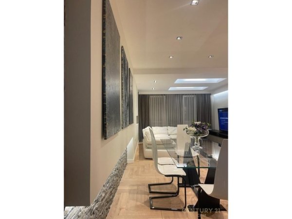 Tirane, jepet me qera apartament Kati 1, 198 m² 3.000 € (Libri Universitar)