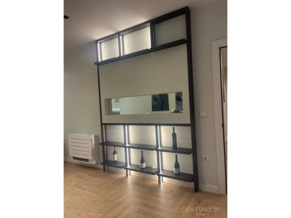 Tirane, jepet me qera apartament Kati 1, 198 m² 3.000 € (Libri Universitar)