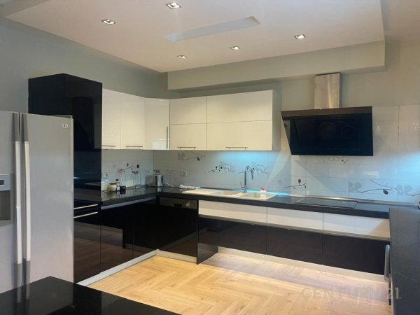 Tirane, jepet me qera apartament Kati 1, 198 m² 3.000 € (Libri Universitar)