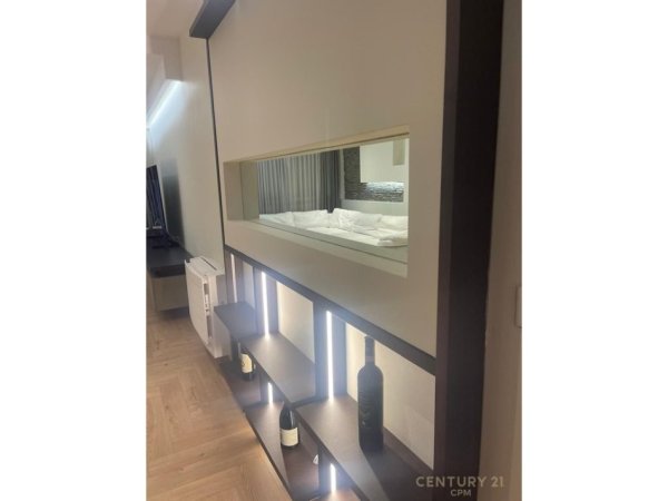 Tirane, jepet me qera apartament Kati 1, 198 m² 3.000 € (Libri Universitar)