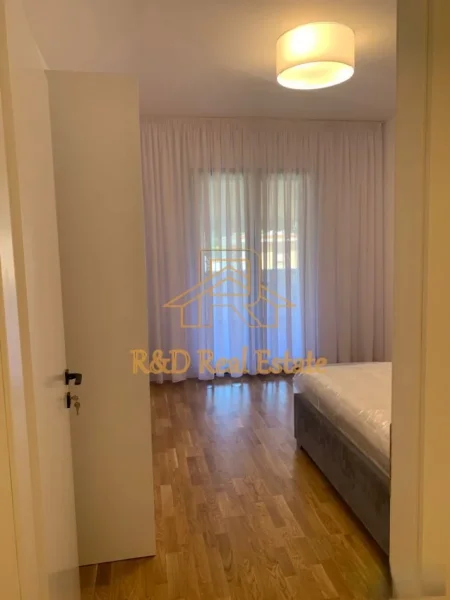Tirane, jepet me qera apartament 3+1+Ballkon Kati 3, 170 m² 2.500 € (Rruga Ismail Qemali)