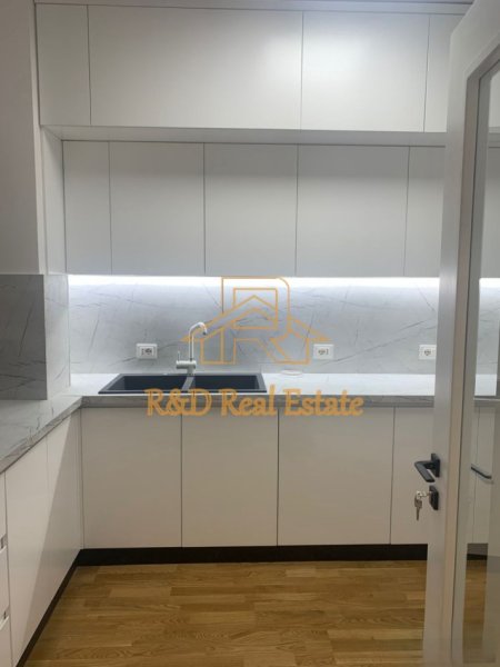 Tirane, jepet me qera apartament 3+1+Ballkon Kati 3, 170 m² 2.500 € (Rruga Ismail Qemali)