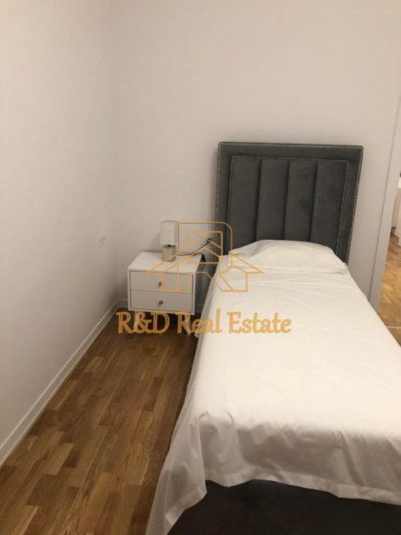 Tirane, jepet me qera apartament 3+1+Ballkon Kati 3, 170 m² 2.500 € (Rruga Ismail Qemali)