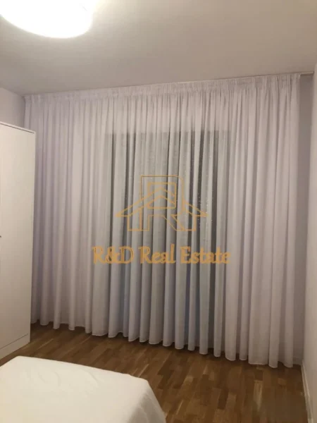 Tirane, jepet me qera apartament 3+1+Ballkon Kati 3, 170 m² 2.500 € (Rruga Ismail Qemali)