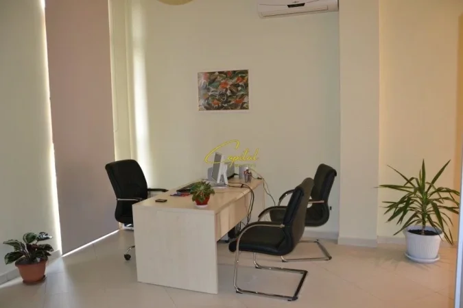 Tirane, jepet me qera zyre Kati 1, 40 m² 500 € (RRUGA E DIBRES)