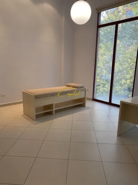 Tirane, jepet me qera zyre Kati 1, 40 m² 500 € (RRUGA E DIBRES)