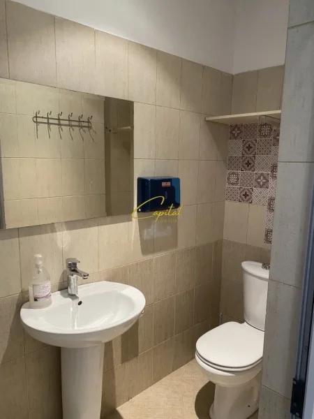 Tirane, jepet me qera zyre Kati 1, 40 m² 500 € (RRUGA E DIBRES)