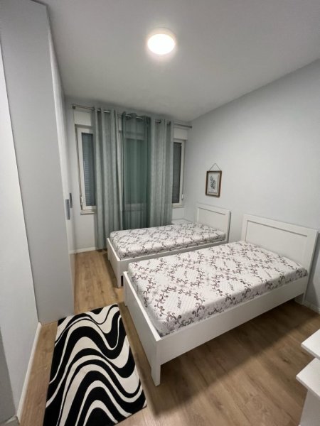 Tirane, jepet me qera apartament 2+1 Kati 3, 92 m² 750 € (LAPRAKE)