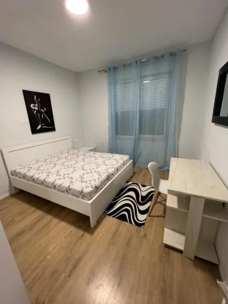 Tirane, jepet me qera apartament 2+1 Kati 3, 92 m² 750 € (LAPRAKE)