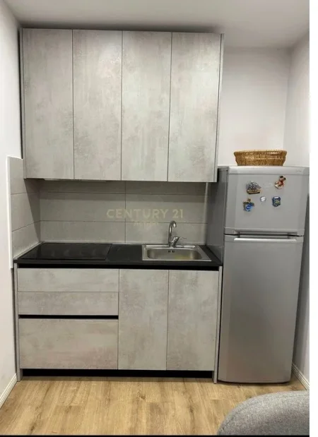 Tirane, jepet me qera apartament 1+1 Kati 9, 30 m² 450 € (ish tregu elektrik)