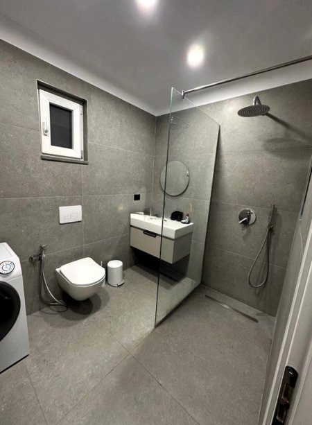 Tirane, jepet me qera apartament 1+1 Kati 9, 30 m² 450 € (ish tregu elektrik)