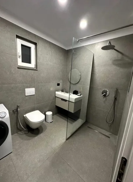 Tirane, jepet me qera apartament 1+1 Kati 9, 30 m² 450 € (ish tregu elektrik)