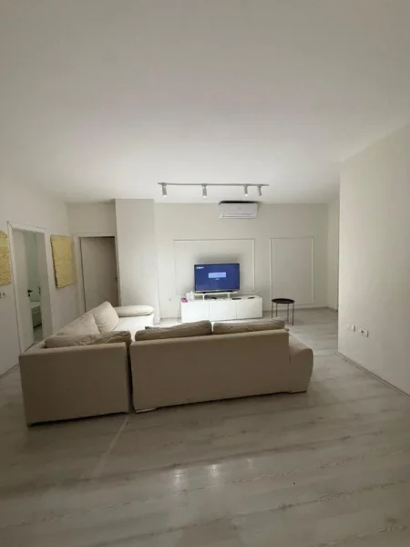 Tirane, jepet me qera apartament 2+1+Aneks+Ballkon Kati 1, 111 m² 600 € (KRISTAL CENTER)