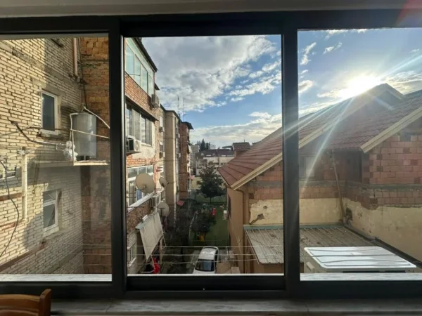 Tirane, jepet me qera apartament 2+1 Kati 3, 80 m² 601 € (prane xhamis se tabakeve)