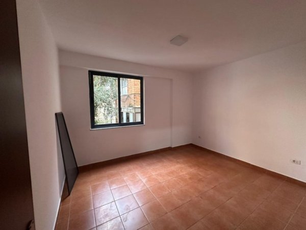 Tirane, jepet me qera apartament 2+1 Kati 3, 80 m² 601 € (prane xhamis se tabakeve)