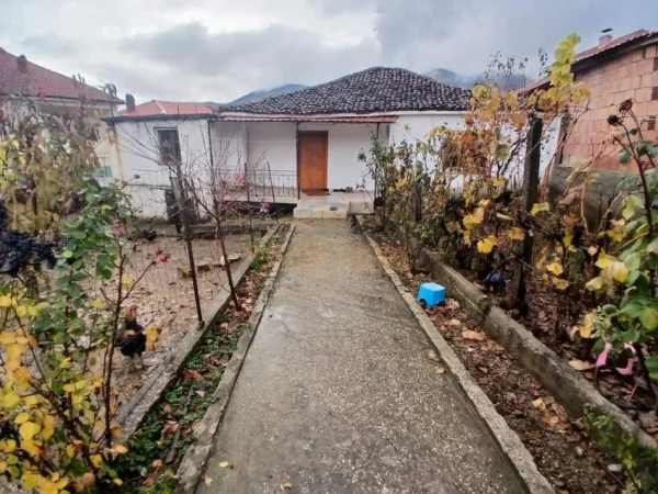 Pogradec, shitet shtepi 2+1+Ballkon Kati 1, 355 m² 45.000 € (Vërdovë)