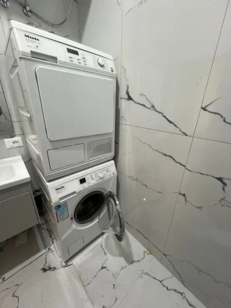 Tirane, jepet me qera apartament 1+1 , 50 m² 650 € (barrikada)