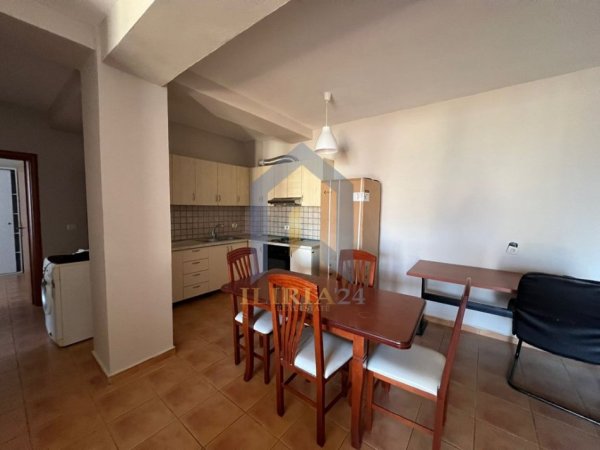 Tirane, jepet me qera apartament 2+1 Kati 8, 127 m² 700 € (rruga e kavajes)