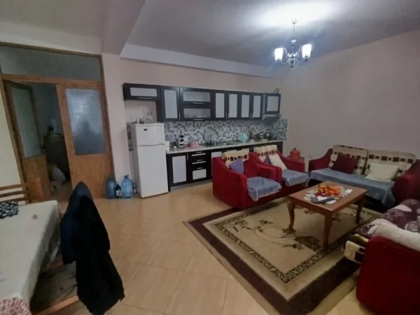 Tirane, jepet me qera apartament 2+1+Ballkon Kati 4, 90 m² 500 € (rruga muhamed gjollesha)