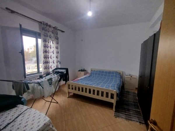 Tirane, jepet me qera apartament 2+1+Ballkon Kati 4, 90 m² 500 € (rruga muhamed gjollesha)