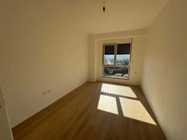 Tirane, jepet me qera zyre Kati 2, 67 m² 600 € (FUSHA E AVIACIONIT)