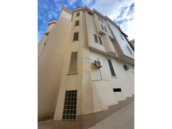 Tirane, jepet me qera zyre Kati 0, 1.100 m² 9.000 € (LAPRAKE)