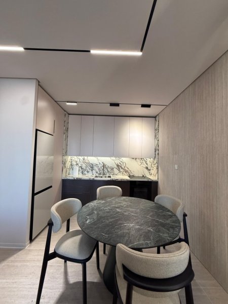 Tirane, jepet me qera apartament 1+1+Ballkon Kati 13, 74 m² 1.200 € (Golden Tower Residence, Mine Peza) I investuar ne detaje, i pabanuar me pare