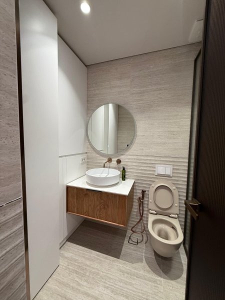 Tirane, jepet me qera apartament 1+1+Ballkon Kati 13, 74 m² 1.200 € (Golden Tower Residence, Mine Peza) I investuar ne detaje, i pabanuar me pare