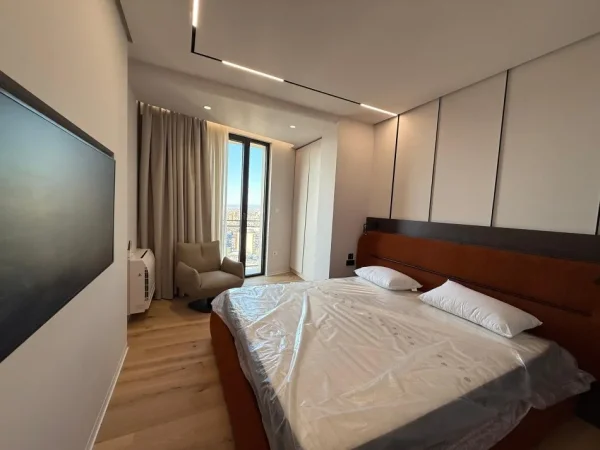 Tirane, jepet me qera apartament 1+1+Ballkon Kati 13, 74 m² 1.200 € (Golden Tower Residence, Mine Peza) I investuar ne detaje, i pabanuar me pare