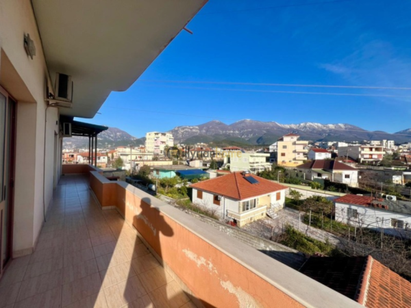 Tirane, jepet me qera apartament 3+1 Kati 3, 130 m² 415 € (Shefqet Kuka)