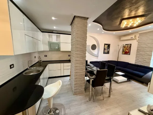 Tirane, jepet me qera apartament 1+1 Kati 2, 600 € 