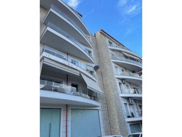 Tirane, jepet me qera apartament 2+1 Kati 3, 108 m² 900 € (Kopshti Botanik)