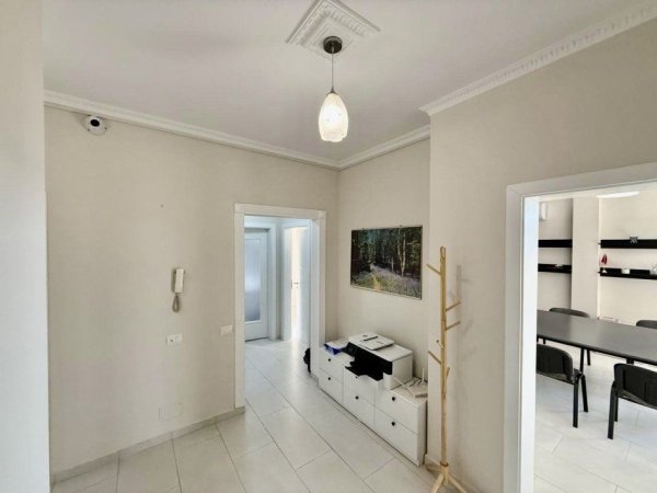 Tirane, jepet me qera apartament 3+1+Aneks+Ballkon Kati 2, 140 m² 700 € (QYTET STUDENTI)