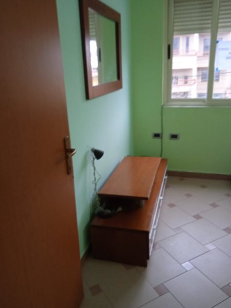Tirane, jepet me qera apartament 1+1+Ballkon Kati 2, 74 m² 650 € (Rruga e Durrësit)