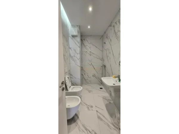 Tirane, jepet me qera zyre 2+1+2 Kati 3, 1.300 m² 1.300 € (Rruga Mine Peza)