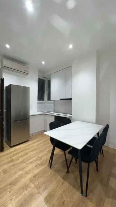 Tirane, jap me qera apartament 1+1 Kati 1, 50 m² 650 € (Rruga e Barrikadave)